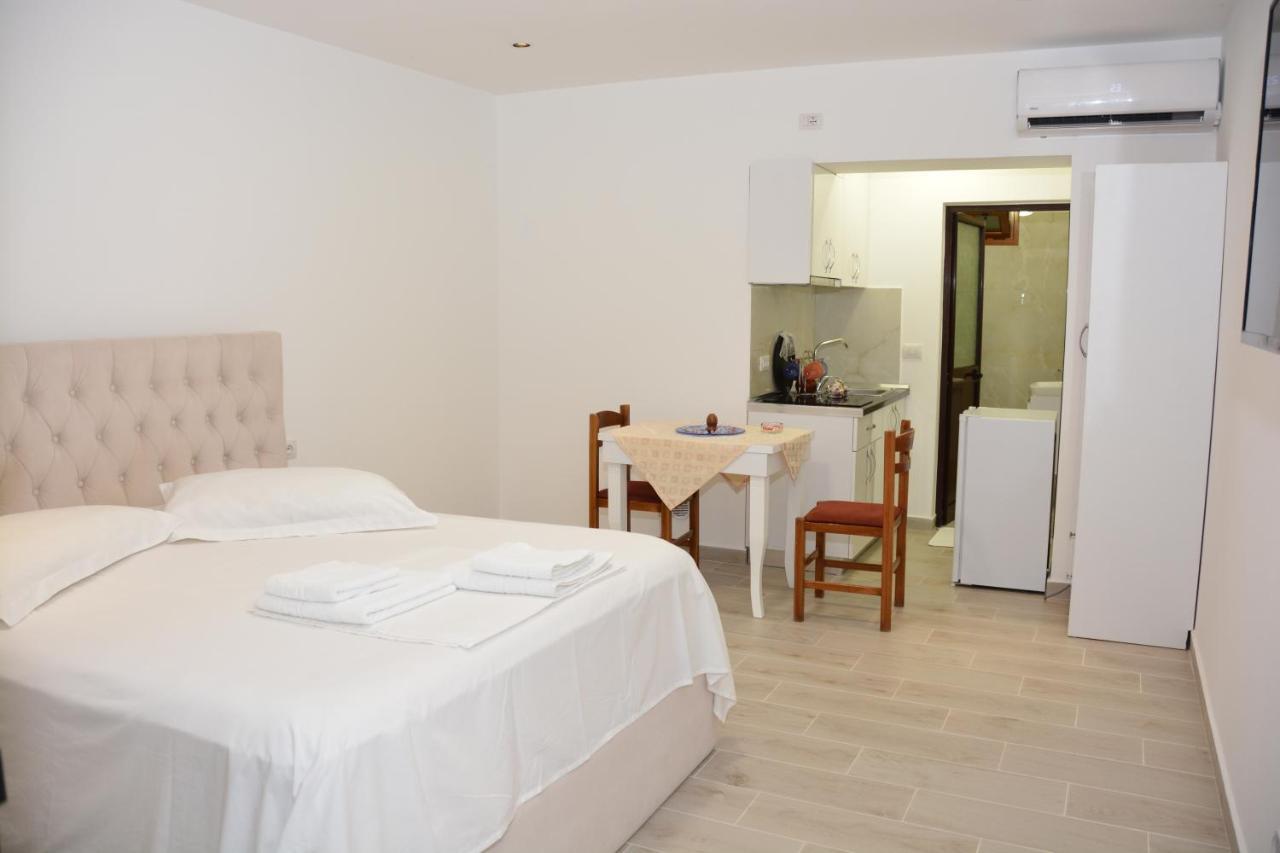 Mico'S Apartments Vlore Exterior photo